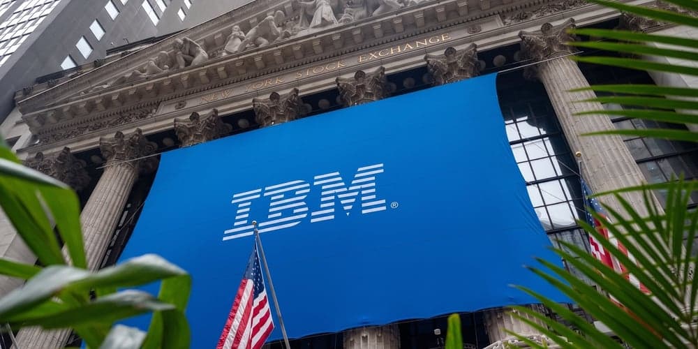 IBM nezničila umělá inteligence, ale nedostatek paměťových čipů. Akcie se propadly nejvíc od roku 1968
