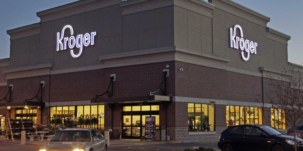 Kroger zvedl dividendu o 11 %, ve stejném týdnu ale utratil 1,65 miliardy za konkurenta. Drží to pohromadě?