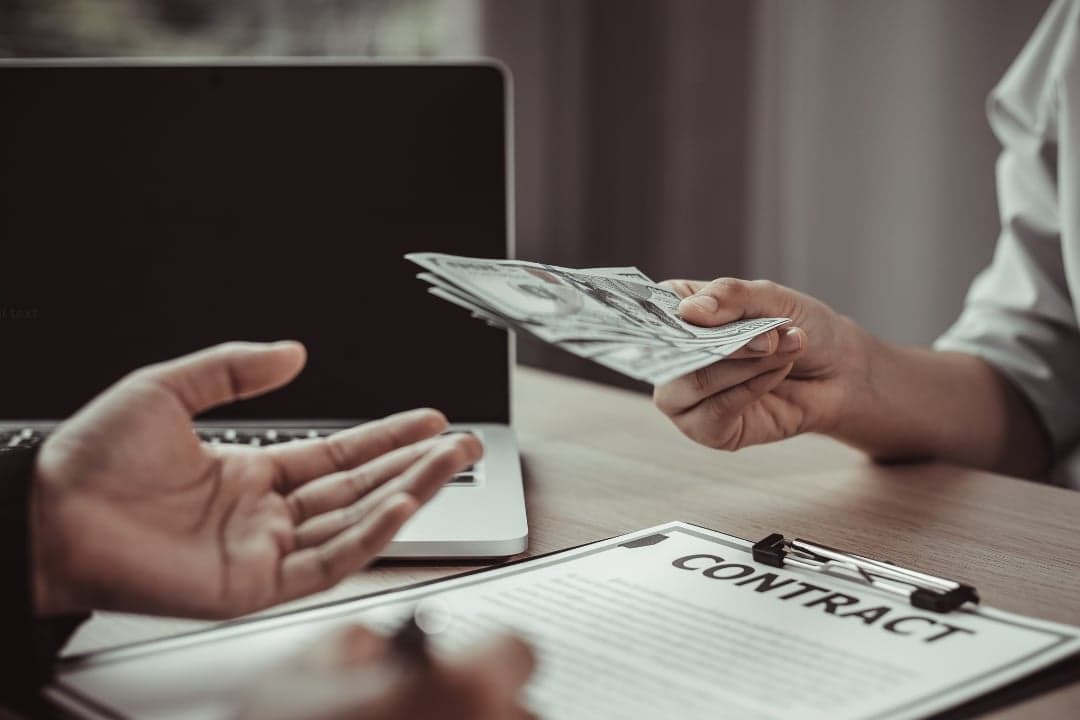 Investiční podvod nezačíná tím, že vám vezmou peníze. Začíná tím, že vám je pošlou