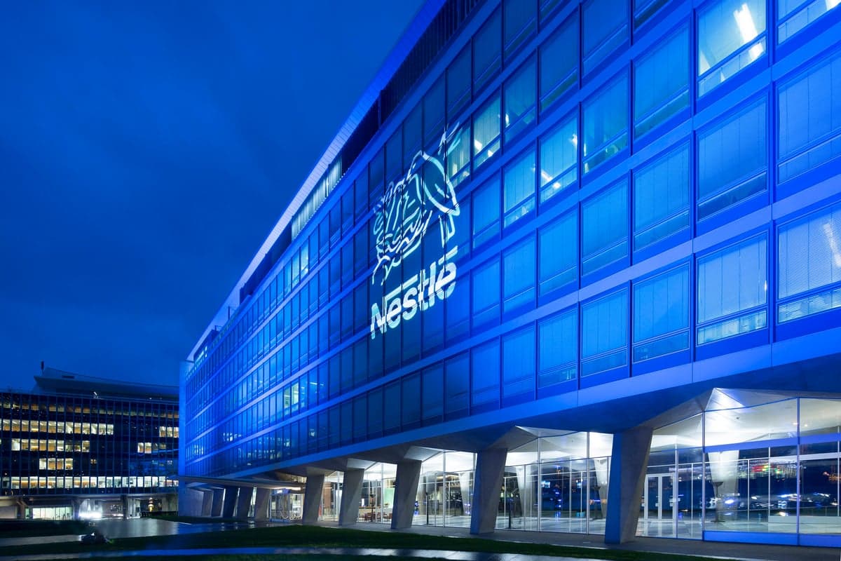 Nestlé zvyšuje dividendu 30. rok v řadě, akcie teď vynáší 3,99 %