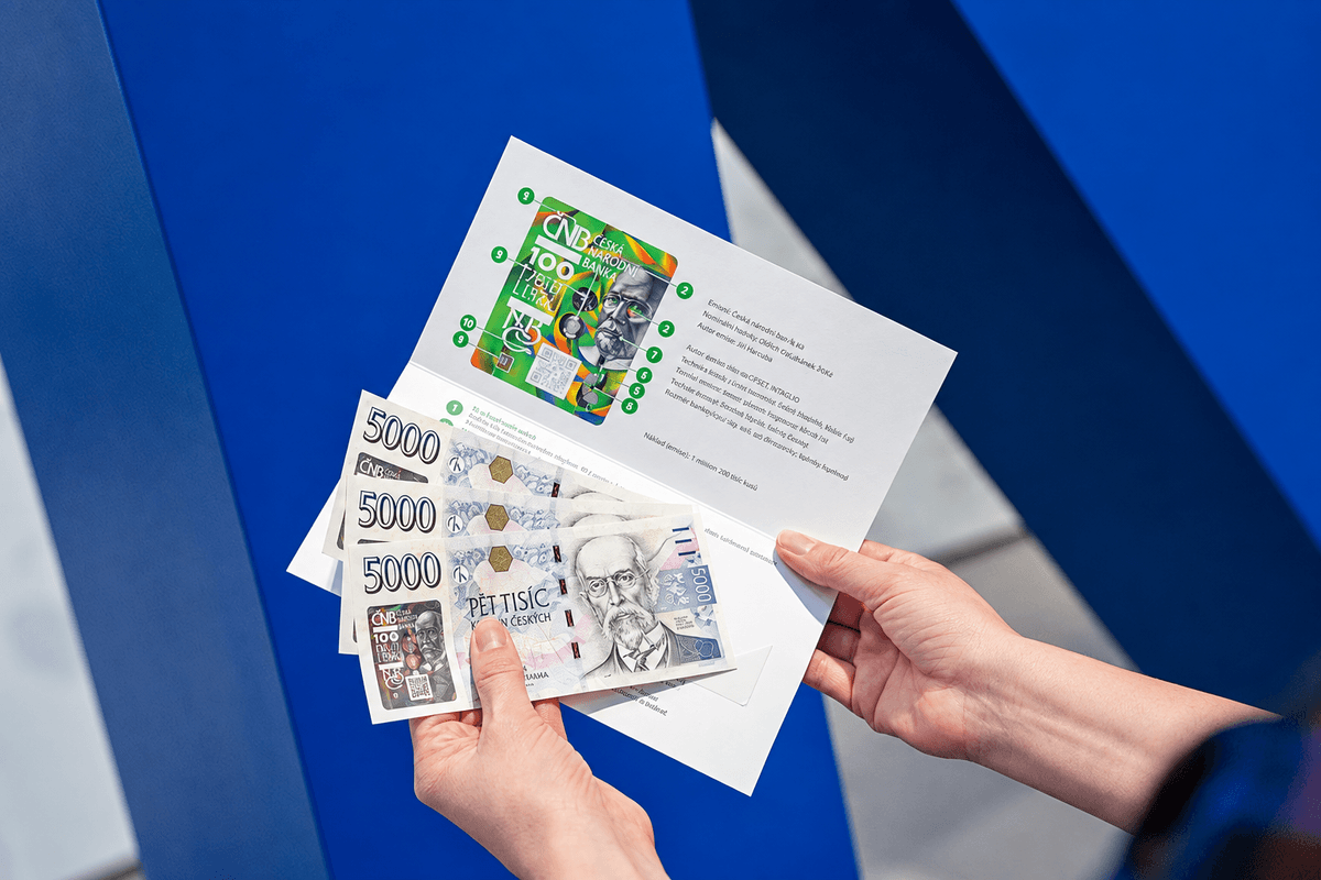 Kvůli výroční pětitisícovce nocovaly stovky lidí před ČNB. Vydělají na ní míň než na stovce z roku 2019