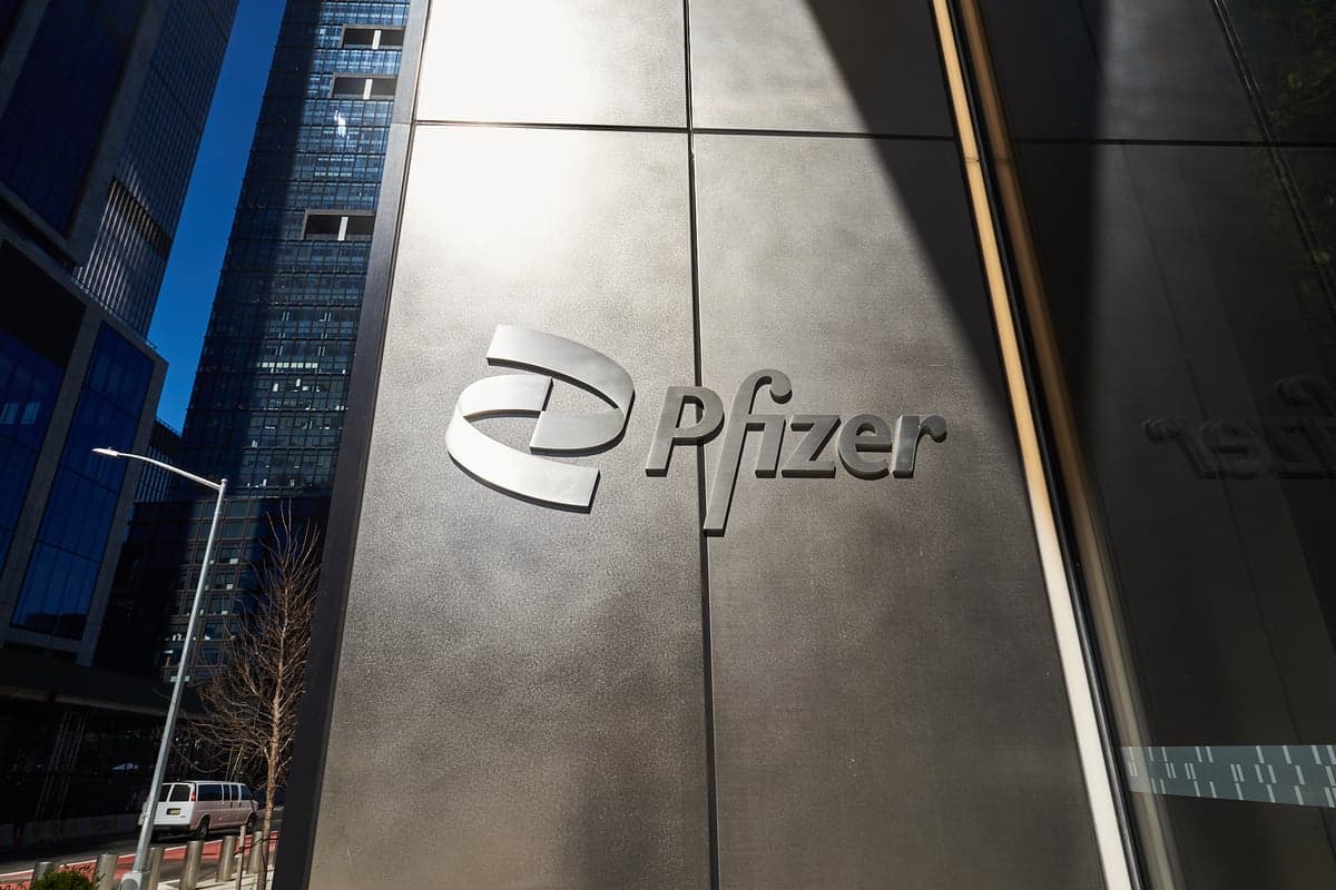 Pfizer vyplácí 6 % ročně a Wall Street tři roky čeká, kdy to vzdá. Zatím marně