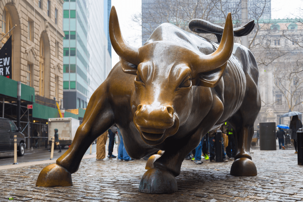 Akcie nezpomalují ani přes rostoucí výnosy dluhopisů, Wall Street očekává další rekordy do konce roku