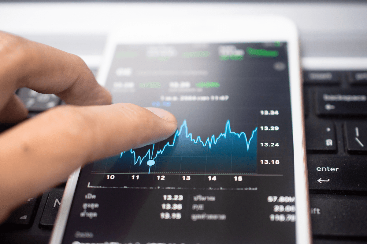 Index S&P 500 loni vyrostl o 18 %. Český investor skončil po inflaci a přepočtu na koruny v mínusu