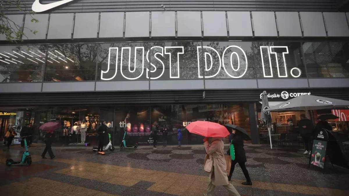 Akcie Nike letos spadly o 34 %. Co se děje s největší sportovní značkou světa?