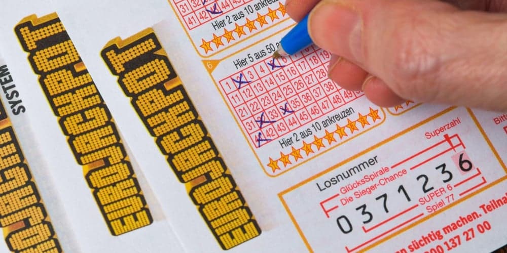 Rekordní výhra v Eurojackpotu: 2,9 miliardy korun. Při pravidle 4 % z nich plyne 8 milionů měsíčně