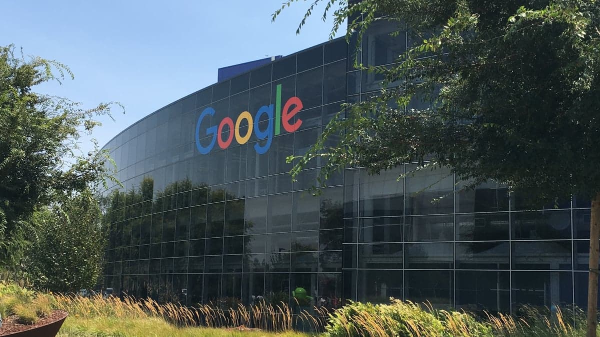 Google po čtyřech letech sesadil Apple z trůnu. Takto vypadá nový žebříček nejhodnotnějších značek světa