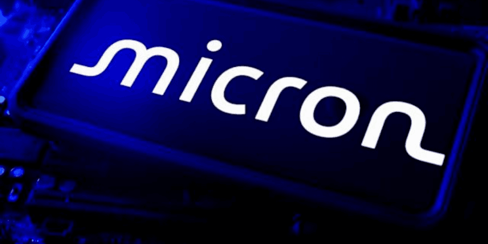 Micron za rok vyletěl o 1000 %. Přesto pořád „vypadá levně“. A právě v tom je problém