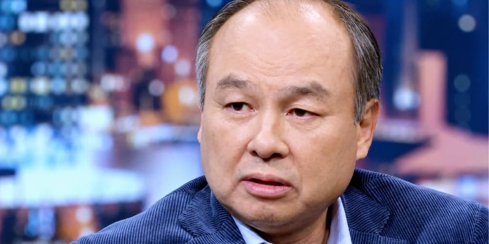 Pět bilionů dolarů ročně na AI. Muž, který na to vsadil skoro celý SoftBank, se bublině vysmívá