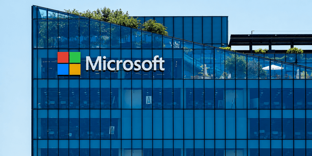 Roste rychleji než kdy dřív, jeho akcie ale spadly o čtvrtinu. Má smysl nakupovat akcie Microsoftu?
