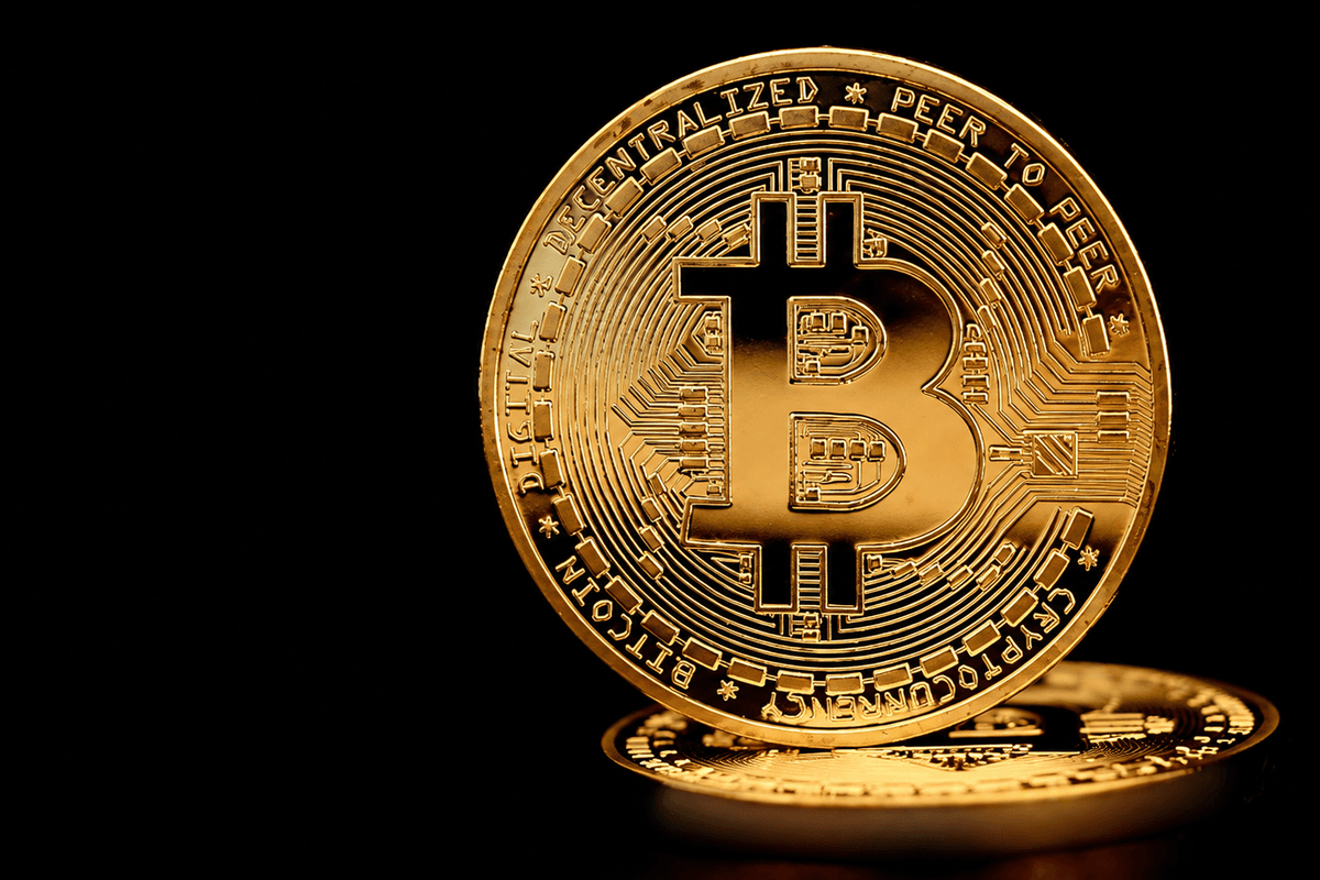 Bitcoin je o třetinu níž než loni a zlato mu utíká. Co za tím stojí?